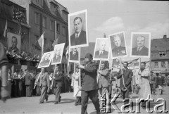 1.05.1954, Starogard Gdański, Polska
Pochód pierwszomajowy - uczestnicy niosą portrety radzieckich przywódców.
Fot. Irena Jarosińska, zbiory Ośrodka KARTA