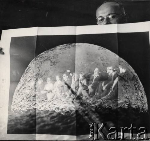 lata 70-te, Kraków, Polska.
Stanisław Lem - filozof i pisarz, autor książek fantastyczno-naukowych - z plakatem.
Fot. Irena Jarosińska, zbiory Ośrodka Karta.