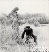 lata 60-te lub 70-te, Polska.
Modelka Małgorzata Niemen oraz kompozytor i piosenkarz Czesław Niemen na łące.
Fot. Irena Jarosińska, zbiory Ośrodka Karta.