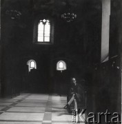 lata 60-te lub 70-te, Kraków, Polska.
Krzysztof Penderecki - dyrygent i kompozytor - w kościele Franciszkanów w Krakowie.
Fot. Irena Jarosińska, zbiory Ośrodka Karta.