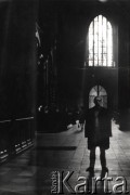 lata 60-te lub 70-te, Kraków, Polska.
Krzysztof Penderecki - dyrygent i kompozytor - w kościele Franciszkanów w Krakowie.
Fot. Irena Jarosińska, zbiory Ośrodka Karta.