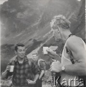 lata 60-te lub 70-te, Zakopane, Polska.
Kierownik brytyjskiej wyprawy w Himalaje John Hunt oraz alpinista i taternik Andrzej Kuś.
Fot. Irena Jarosińska, zbiory Ośrodka Karta.