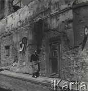 lata 50-te, Warszawa, Polska.
Kobieta idąca ulicą Piwną.
Fot. Irena Jarosińska, zbiory Ośrodka KARTA.