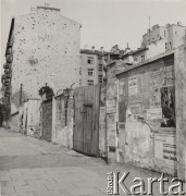 lata 50-te, Warszawa, Polska.
Kamienica Balińskich z 1936 na rogu Al. Solidarności i Jagiellońskiej, adres Al. Solidarności 53 (wcześniej ulica Zygmuntowska, od 1954 Karola Świerczewskiego). Na murze plakaty: 