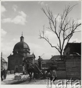 lata 50-te, Warszawa, Polska.
Widok na Kościół Sakramentek pod wezwaniem św. Kazmierza na  rynku Nowego Miasta.
Fot. Irena Jarosińska, zbiory Ośrodka KARTA.