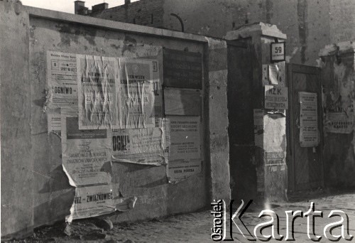 lata 50-te, Warszawa, Polska.
Mur obklejony plakatami informującymi m.in. o festiwalach, koncertach i cyrku węgierskim.
Fot. Irena Jarosińska, zbiory Ośrodka KARTA.