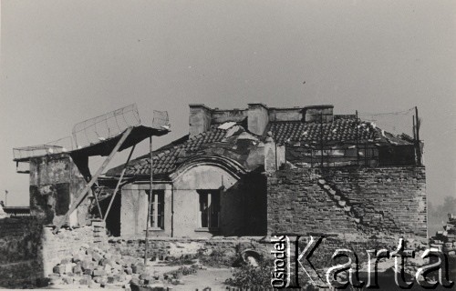 lata 50-te, Warszawa, Polska.
Zniszczony dom i  gołębnik.
Fot. Irena Jarosińska, zbiory Ośrodka KARTA.