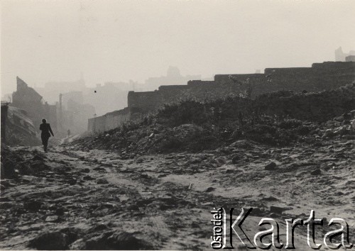 lata 50-te, Warszawa, Polska.
Ruiny Warszawy.
Fot. Irena Jarosińska, zbiory Ośrodka KARTA.