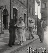 lata 50-te, Warszawa, Polska.
Przechodnie na rynku Starego Miasta, w tle kamienice nr 9, 11 i 13.
Fot. Irena Jarosińska, zbiory Ośrodka KARTA.