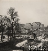 lata 50-te, Warszawa, Polska.
Widok rozpościerający się z ul. Tamka na okoliczne kamienice, na środku placu stoi gołębnik.
Fot. Irena Jarosińska, zbiory Ośrodka KARTA