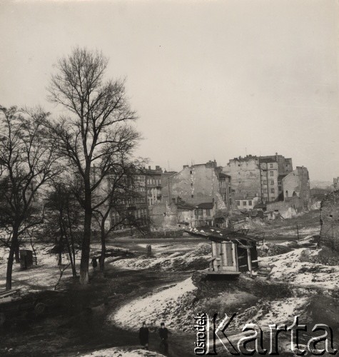 lata 50-te, Warszawa, Polska.
Widok rozpościerający się z ul. Tamka na okoliczne kamienice, na środku placu stoi gołębnik.
Fot. Irena Jarosińska, zbiory Ośrodka KARTA