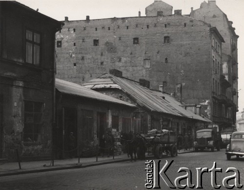 50-te, Warszawa, Polska.
Ulica Mokotowska - w stronę pl. Trzech Krzyży. Z prawej strony widać fragment  kościoła św. Aleksandra. 
Fot. Irena Jarosińska, zbiory Ośrodka KARTA.