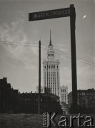 po 1955, Warszawa, Polska.
Widok na Pałac Kultury i Nauki od strony ulicy Marchlewskiego.
Fot. Irena Jarosińska, zbiory Ośrodka KARTA.