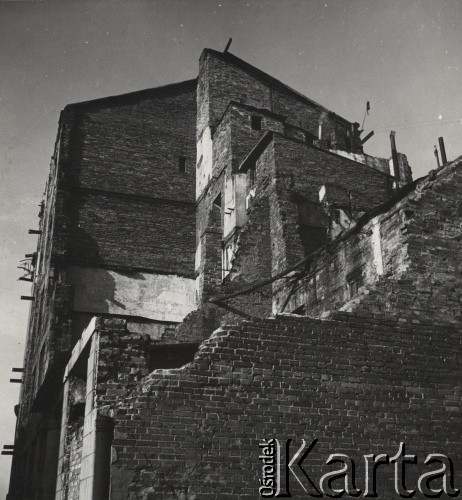 lata 50-te, Warszawa, Polska.
Zniszczona kamienica na jednej z warszawskich ulic.
Fot. Irena Jarosińska, zbiory Ośrodka KARTA.