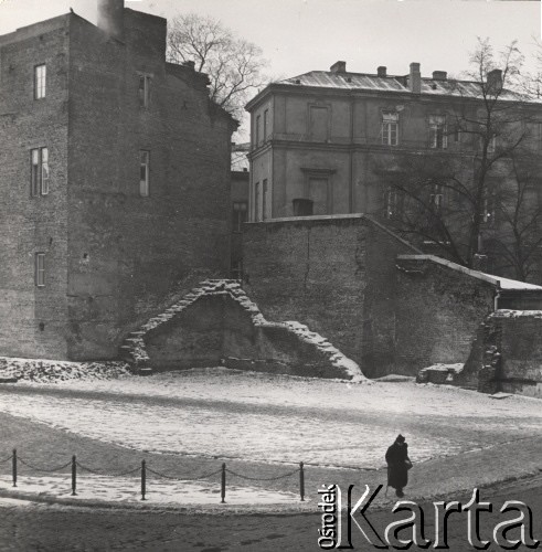 lata 50-te, Warszawa, Polska.
Kamienice na warszawskim Powiślu. Na pierwszym planie przechodzi kobieta z laską.
Fot. Irena Jarosińska, zbiory Ośrodka KARTA.