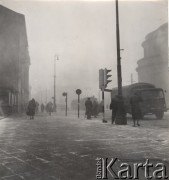 lata 50-te, Warszawa, Polska.
Placu Trzech Krzyży - ludzie przechodzą chodnikiem, ulicą przejeżdża ciężarówka. Z prawej strony widać kościół św. Aleksandra.
Fot. Irena Jarosińska, zbiory Ośrodka KARTA.