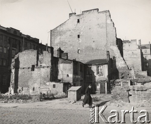 lata 50-te, Warszawa, Polska.
Mężczyzna idący wzdłuż zniszczonej ulicy Pięknej. 
Fot. Irena Jarosińska, zbiory Ośrodka KARTA.