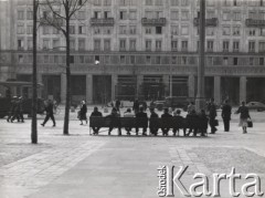 lata 50-te, Warszawa, Polska.
Ludzie siedzący na ławce na Placu Konstytucji. W głębi widać zabudowę Marszałkowskiej Dzielnicy Mieszkaniowej, przejeżdżające samochody i tramwaj.
Fot. Irena Jarosińska, zbiory Ośrodka KARTA.