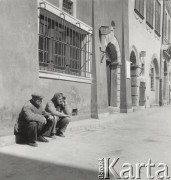 lata 50-te, Warszawa, Polska.
Rynek Starego Miasta, mężczyzna i kobieta, siedzący pod ścianą kamienicy Montelupich nr 42.
Fot. Irena Jarosińska, zbiory Ośrodka KARTA.