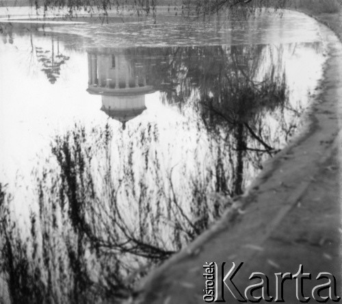 1950-1969, Warszawa, Polska
Wodozbiór wodociągu Marconiego w Ogrodzie Saskim.
Fot. Irena Jarosińska, zbiory Ośrodka KARTA