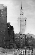 1950-1969, Warszawa, Polska
Miejski krajobraz: dzieci na podwórku, zniszczone kamienice, w tle Pałac Kultury i Nauki.
Fot. Irena Jarosińska, zbiory Ośrodka KARTA
