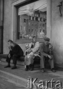 1950-1969, Warszawa, Polska
Mężczyźni i kobieta na Starówce.
Fot. Irena Jarosińska, zbiory Ośrodka KARTA