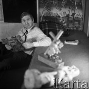 lata 70-te, Warszawa, Polska.
Aktor Wojciech Siemion w swoim mieszkaniu. Na pierwszym planie rzeźby.
Fot. Irena Jarosińska, zbiory Ośrodka Karta.