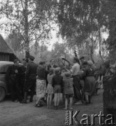 Lata 50., Polska.
Członkowie Ochotniczej Straży Pożarnej w towarzystwie mieszkańców wsi.
Fot. Irena Jarosińska, zbiory Ośrodka KARTA