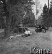 Lata 50., Polska.
Członkowie Ochotniczej Straży Pożarnej podczas naprawiania sprzętu pożarniczego. 
Fot. Irena Jarosińska, zbiory Ośrodka KARTA