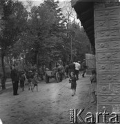 Lata 50., Polska.
Członkowie Ochotniczej Straży Pożarnej w towarzystwie mieszkańców wsi.
Fot. Irena Jarosińska, zbiory Ośrodka KARTA