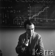 03.09.1964, Wrocław, Polska.
Zakład Niskich Temperatur Instytutu Fizyki PAN, n/z dr Walerian Ziętek.
Fot. Irena Jarosińska, zbiory Ośrodka KARTA