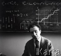 03.09.1964, Wrocław, Polska.
Zakład Niskich Temperatur Instytutu Fizyki PAN, n/z dr Walerian Ziętek.
Fot. Irena Jarosińska, zbiory Ośrodka KARTA