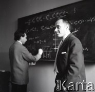 03.09.1964, Wrocław, Polska.
Zakład Niskich Temperatur Instytutu Fizyki PAN, n/z dr Walerian Ziętek (L) i prof. Roman Stanisław Ingarden.
Fot. Irena Jarosińska, zbiory Ośrodka KARTA