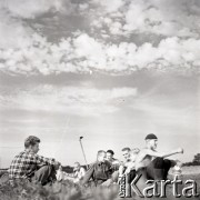 1962, Iglice, Polska.
Zakład Poprawczy dla chłopców, n/z podopieczni podczas przerwy w pracach polowych.
Fot. Irena Jarosińska, zbiory Ośrodka KARTA