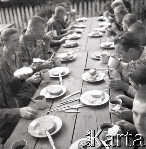 1962, Iglice, Polska.
Zakład Poprawczy dla chłopców, podopieczni podczas prac przy sianokosach, n/z przerwa obiadowa.
Fot. Irena Jarosińska, zbiory Ośrodka KARTA
