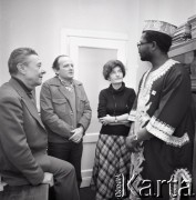 1980, Warszawa, Polska.
Doktor John Nwagbo Ulasi z Nigerii (P), lekarz ginekolog, n/z w redakcji miesięcznika 