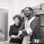 1980, Warszawa, Polska.
Doktor John Nwagbo Ulasi z Nigerii (P), lekarz ginekolog, n/z w redakcji miesięcznika 