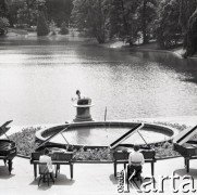 1973, Warszawa, Polska.
Koncert na 12 fortepianów marki 