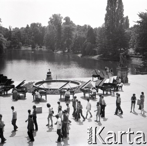 1973, Warszawa, Polska.
Koncert na 12 fortepianów marki 