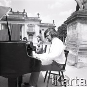 1973, Warszawa, Polska.
Koncert na 12 fortepianów marki 