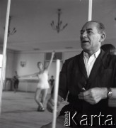 1958, Warszawa, Polska.
Państwowa Szkoła Baletowa, n/z prof. Leon Wójcikowski, dyrektor szkoły.
Fot. Irena Jarosińska, zbiory Ośrodka KARTA