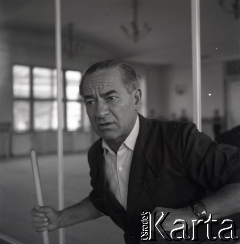 1958, Warszawa, Polska.
Państwowa Szkoła Baletowa, n/z prof. Leon Wójcikowski, dyrektor szkoły.
Fot. Irena Jarosińska, zbiory Ośrodka KARTA