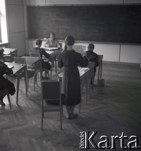1958, Warszawa, Polska.
Państwowa Szkoła Baletowa, n/z lekcja.
Fot. Irena Jarosińska, zbiory Ośrodka KARTA