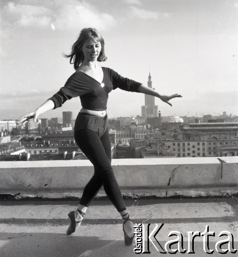 1958, Warszawa, Polska.
Państwowa Szkoła Baletowa, n/z jedna z uczennic podczas sesji zdjęciowej na dachu szkoły.
Fot. Irena Jarosińska, zbiory Ośrodka KARTA