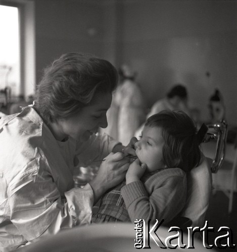 Lata 50., miejsce nieznane, Polska.
Przychodnia stomatologiczna dla dzieci. 
Fot. Irena Jarosińska, zbiory Ośrodka KARTA