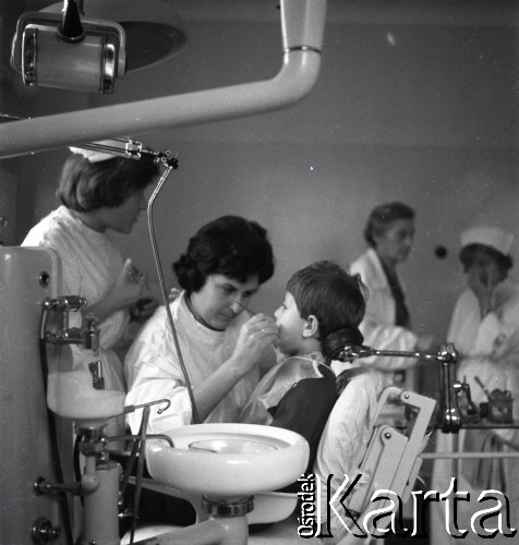 Lata 50., miejsce nieznane, Polska.
Przychodnia stomatologiczna dla dzieci. 
Fot. Irena Jarosińska, zbiory Ośrodka KARTA