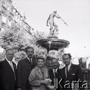 09.1974, Gdańsk, Polska.
XIX Międzynarodowy Kongres Ogrodniczy w Instytucie Sadownictwa, n/z uczestnicy kongresu zwiedzają gdańską Starówkę.
Fot. Irena Jarosińska, zbiory Ośrodka KARTA