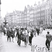 09.1974, Gdańsk, Polska.
XIX Międzynarodowy Kongres Ogrodniczy w Instytucie Sadownictwa, n/z uczestnicy kongresu zwiedzają gdańską Starówkę.
Fot. Irena Jarosińska, zbiory Ośrodka KARTA