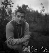 1961, Nużewo, Polska.
Ireneusz Paliński, mistrz olimpijski w podnoszeniu ciężarów, w rodzinnej wsi.
Fot. Irena Jarosińska, zbiory Ośrodka KARTA