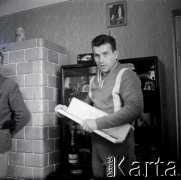 1961, Nużewo, Polska.
Ireneusz Paliński, mistrz olimpijski w podnoszeniu ciężarów, w rodzinnym domu.
Fot. Irena Jarosińska, zbiory Ośrodka KARTA